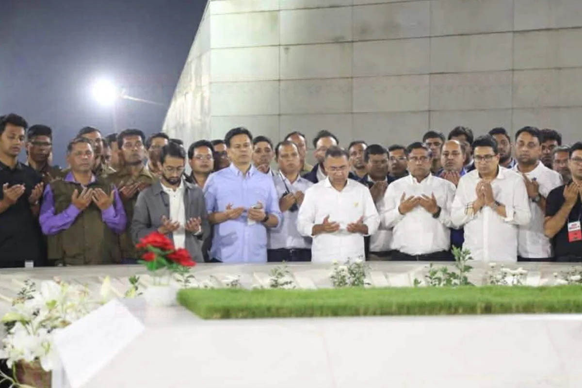 নির্বাচনী জনসভা শেষে বাবা-মায়ের কবর জিয়ারত করলেন তারেক রহমান