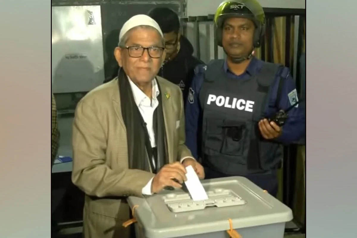 নিজ জেলায় ভোট দিলেন মির্জা ফখরুল