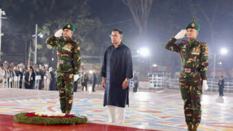 একুশের প্রথম প্রহরে শহীদ মিনারে প্রধানমন্ত্রীর শ্রদ্ধা