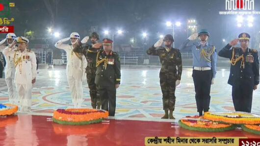 একুশের প্রথম প্রহরে তিনবাহিনীর প্রধানদের শ্রদ্ধা নিবেদন