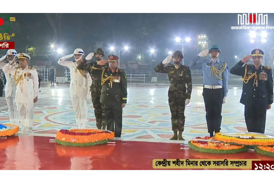 একুশের প্রথম প্রহরে তিনবাহিনীর প্রধানদের শ্রদ্ধা নিবেদন