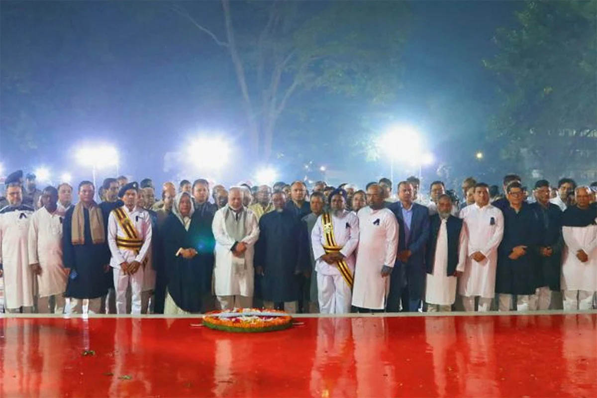 শহীদ মিনারে প্রধান বিচারপতির শ্রদ্ধা নিবেদন