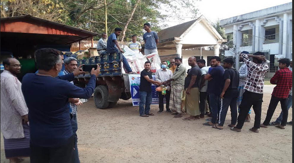 গোলাপগঞ্জে টিসিবি’র গাড়িতে উপচেপড়া ভিড়