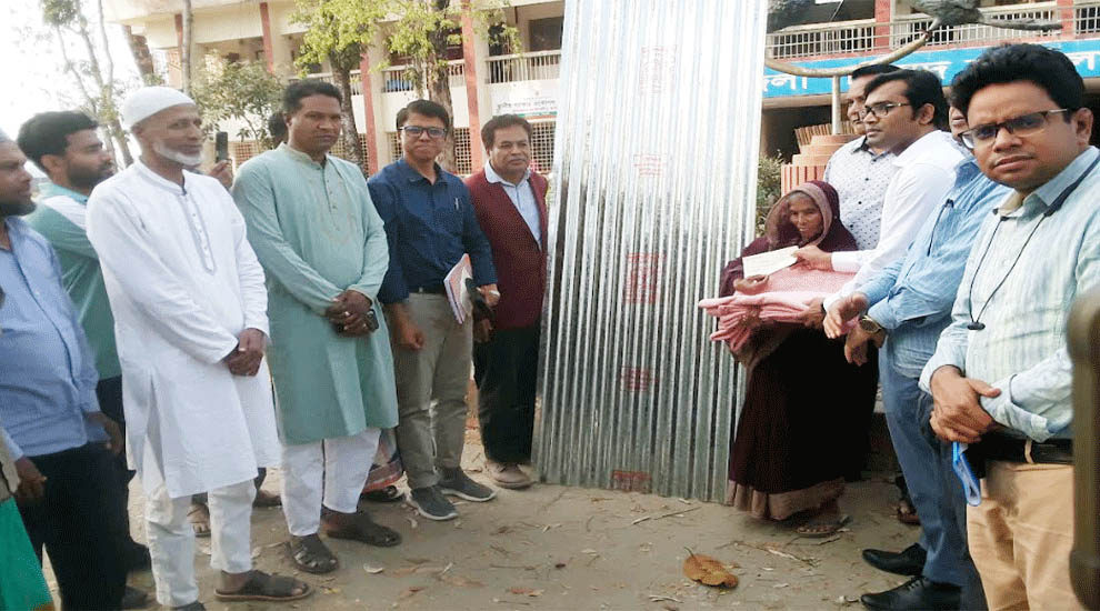 কুশিয়ারা নদীতে ঘর তলিয়ে যাওয়া ক্ষতিগ্রস্ত পরিবারের মধ্যে ঢেউটিন বিতরণ
