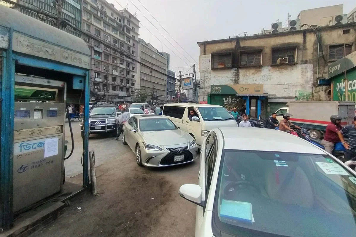 পেট্রোল পাম্পে জ্বালানি তেলের সরবরাহ বাড়াল বিপিসি