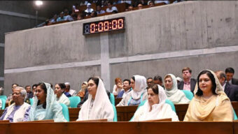 সংসদের দর্শকসারিতে প্রধানমন্ত্রীর পরিবারের সঙ্গে ড. ইউনূস