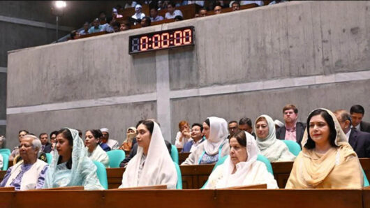 সংসদের দর্শকসারিতে প্রধানমন্ত্রীর পরিবারের সঙ্গে ড. ইউনূস