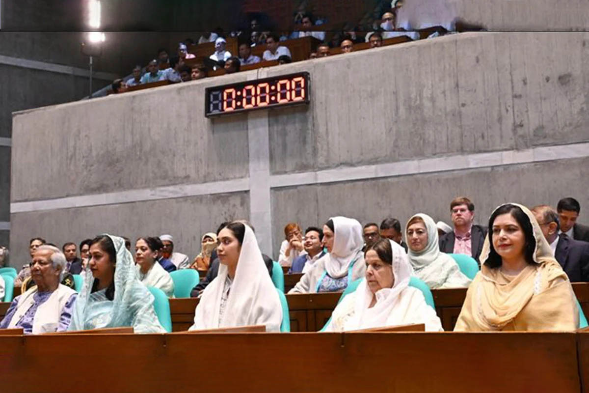সংসদের দর্শকসারিতে প্রধানমন্ত্রীর পরিবারের সঙ্গে ড. ইউনূস
