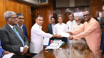 সিটি করপোরেশনের পরিচ্ছন্নতা কর্মীদের ৫ হাজার টাকা করে ঈদ উপহার দিলেন প্রধানমন্ত্রী