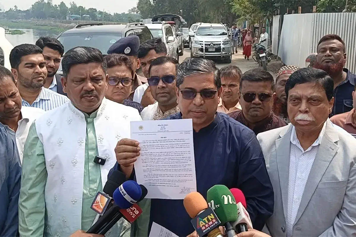 ধ সে প ড়া সড়ক পরিদর্শনে গিয়ে দুই কর্মকর্তাকে ব র খা স্ত করলেন প্রতিমন্ত্রী