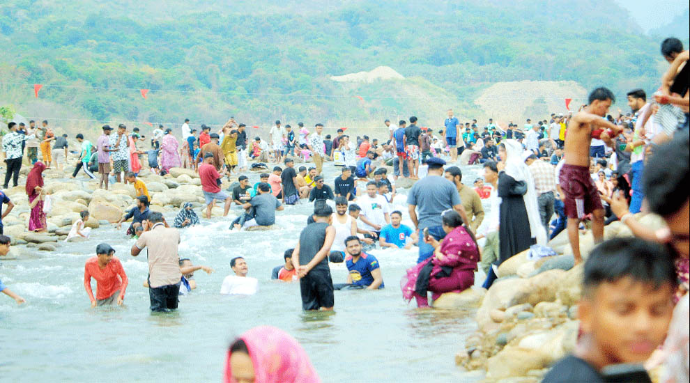 ঈদে পর্যটকে মুখর সাদাপাথর