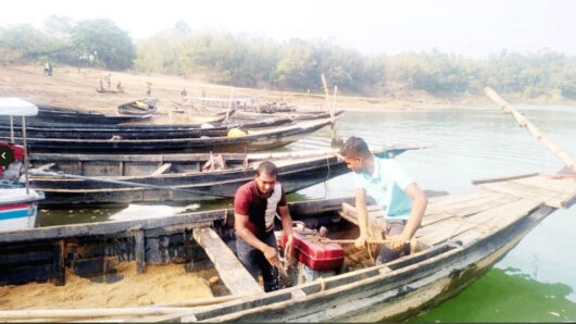 জৈন্তাপুরে অ বৈ ধ ভা বে বালু উ ত্তো ল নে ১০ নৌকা ধ্বং*স, একজন কা রা দ ণ্ড
