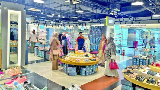 জ্বালানি সাশ্রয়ে দোকানপাট ও শপিংমলে কমানো হচ্ছে আলোকসজ্জা