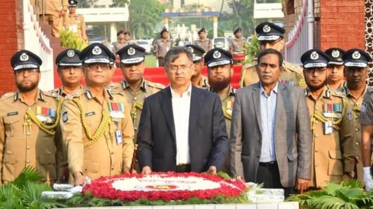 শহীদ পুলিশ সদস্যদের প্রতি স্বরাষ্ট্রমন্ত্রীর শ্রদ্ধা