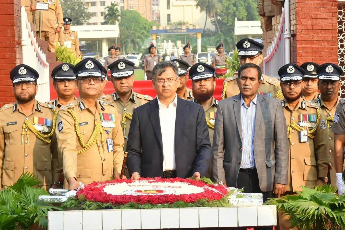 শহীদ পুলিশ সদস্যদের প্রতি স্বরাষ্ট্রমন্ত্রীর শ্রদ্ধা