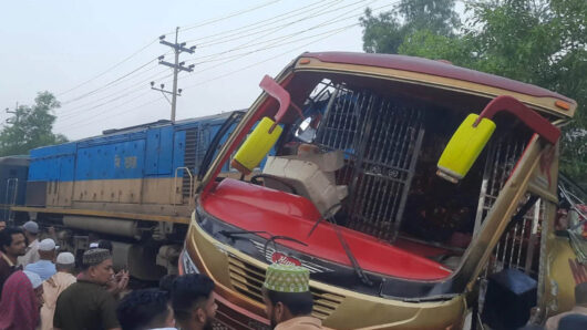 মধ্যরাতে কুমিল্লায় রেলক্রসিংয়ে উঠে পড়া বাসে ট্রেনের ধা ক্কা, নি হ ত ১২