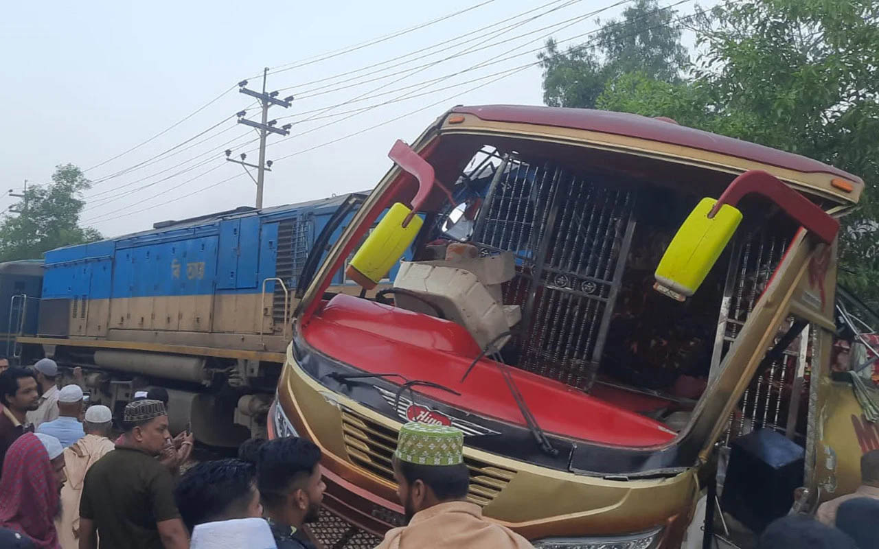 মধ্যরাতে কুমিল্লায় রেলক্রসিংয়ে উঠে পড়া বাসে ট্রেনের ধা ক্কা, নি হ ত ১২
