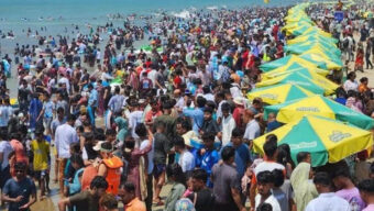 পর্যটকে মুখর কক্সবাজার সমুদ্র সৈকত, শত কোটি টাকার ব্যবসার প্রত্যাশা