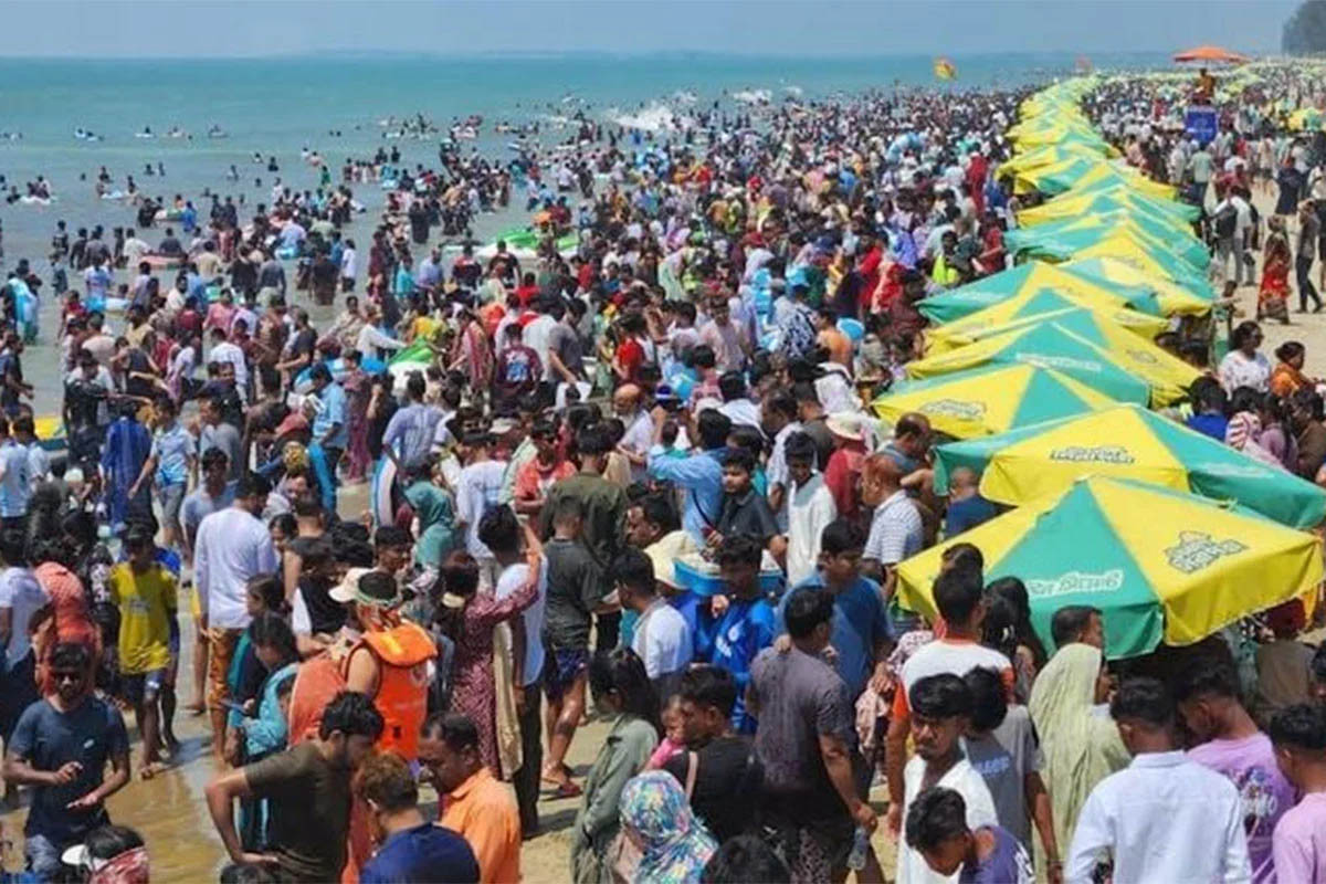 পর্যটকে মুখর কক্সবাজার সমুদ্র সৈকত, শত কোটি টাকার ব্যবসার প্রত্যাশা