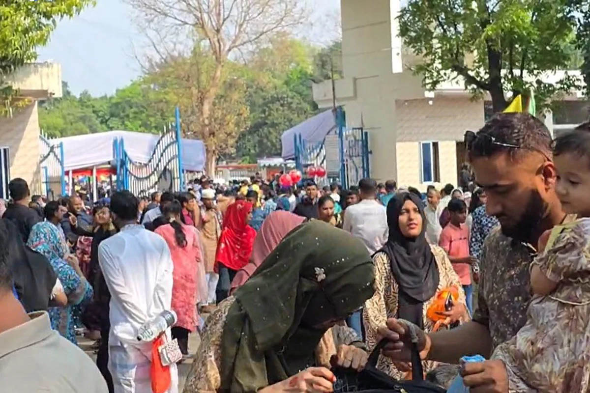 ঈদের দ্বিতীয় দিনেও জাতীয় চিড়িয়াখানায় দর্শনার্থীদের ঢল