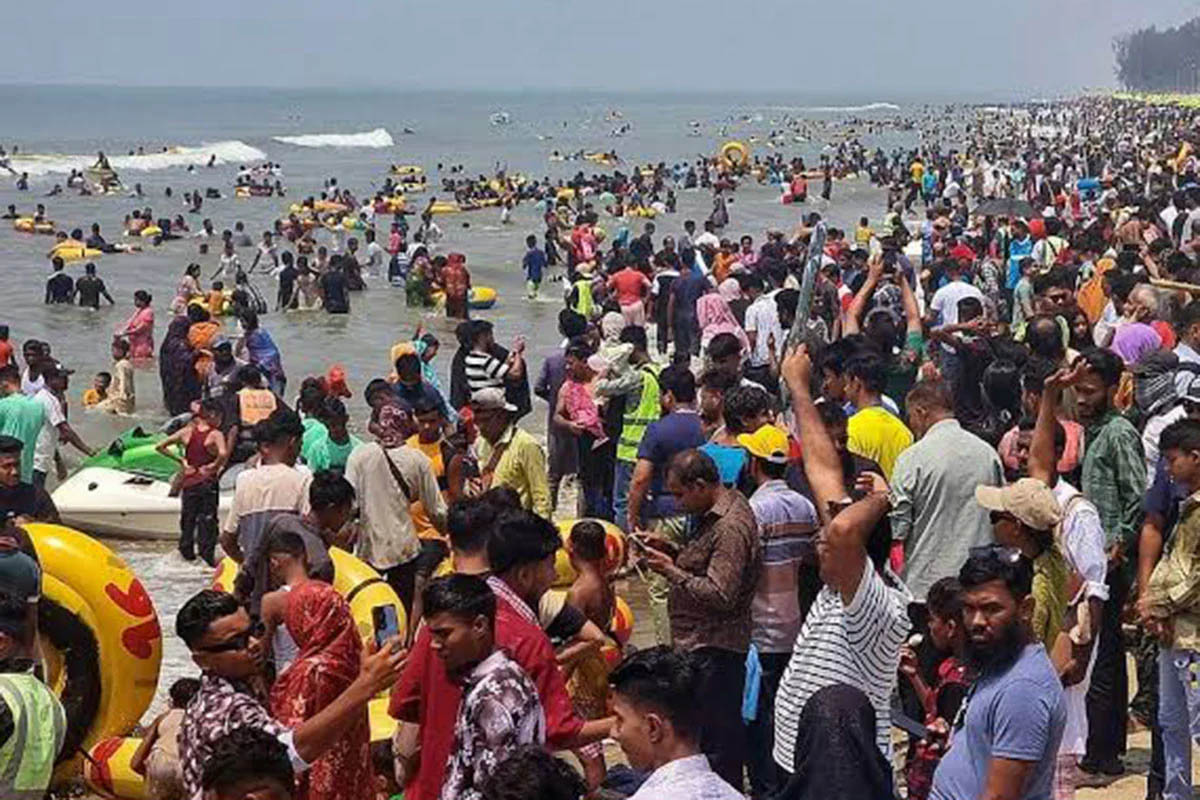 কক্সবাজারে উৎসবমুখর পরিবেশ