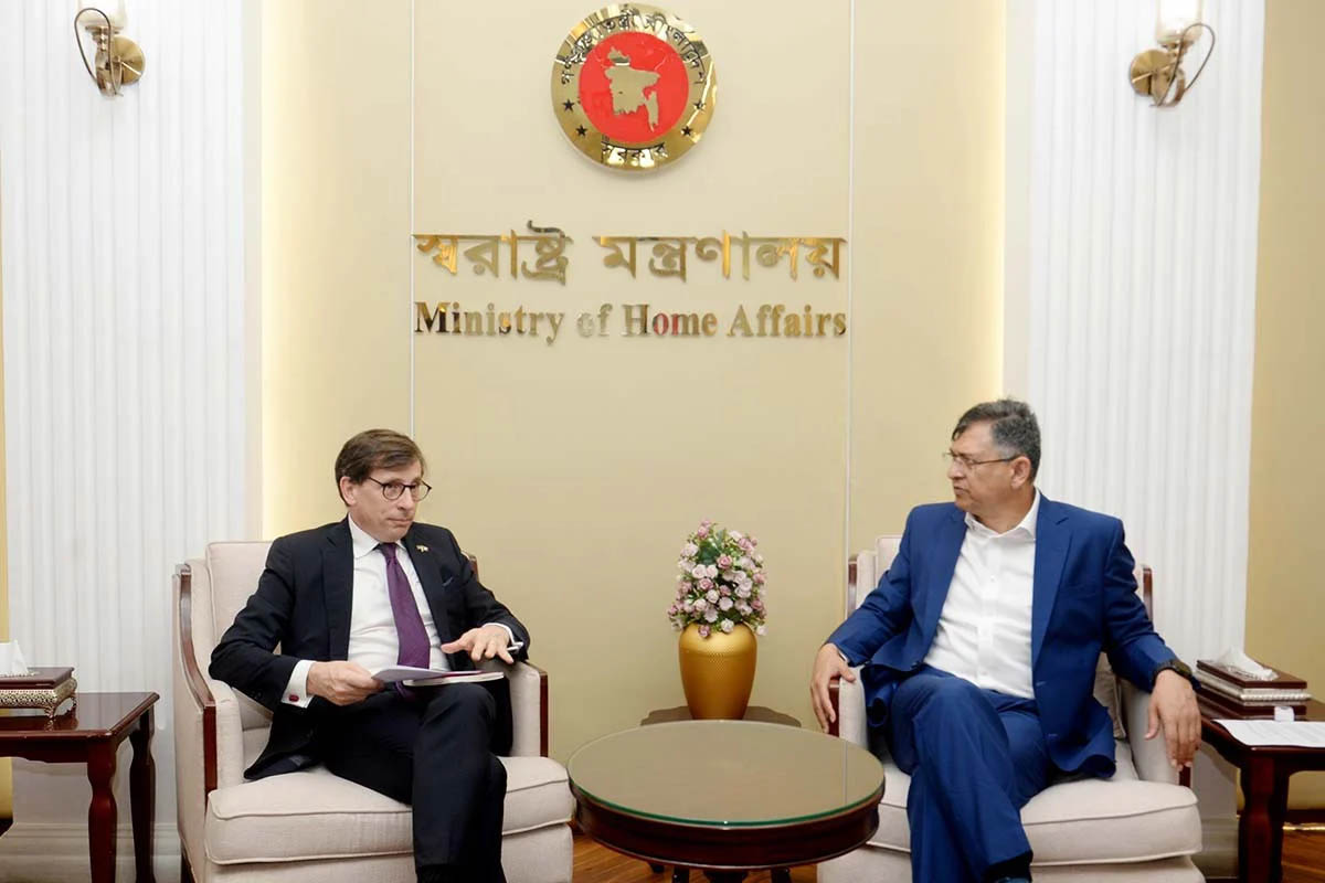 পুলিশের সংস্কার ও সক্ষমতা বৃদ্ধিতে ফ্রান্সের সহযোগিতা চাইলেন স্বরাষ্ট্রমন্ত্রী