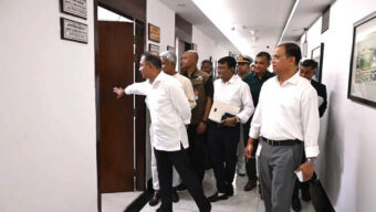 সচিবালয়ের বিভিন্ন দপ্তরে প্রধানমন্ত্রীর পরিদর্শন