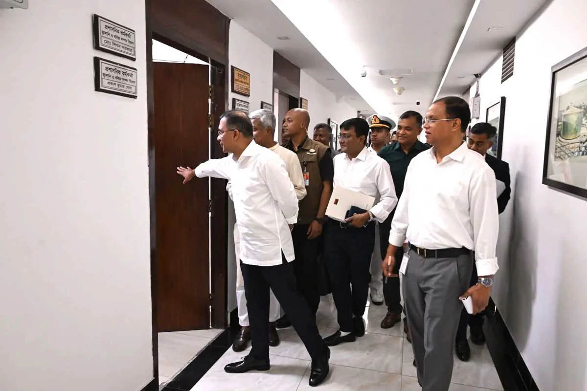 সচিবালয়ের বিভিন্ন দপ্তরে প্রধানমন্ত্রীর পরিদর্শন