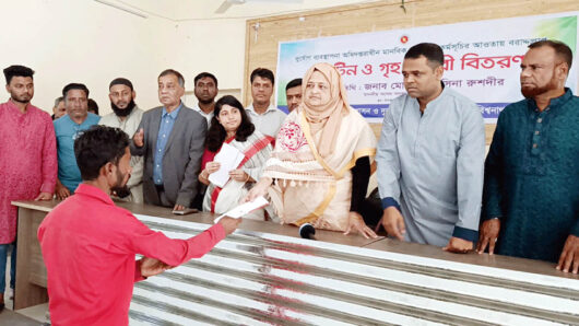 বিশ্বনাথে শিলাবৃষ্টিতে ক্ষ তি গ্র স্থ দে র এমপি লুনার ঢেউটিন-অর্থ বিতরণ