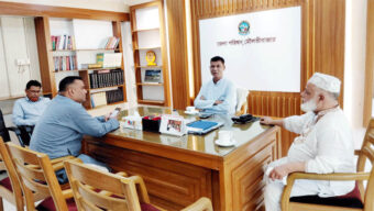 জেলা পরিষদ প্রশাসক মিজানের সাথে সাবেক চেয়ারম্যান ও সাংবাদিক বাচ্চুর সাক্ষাৎ