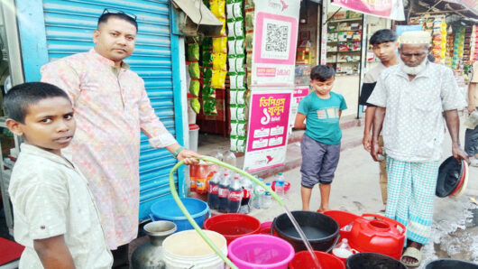 প্রতিদিন ৫০ জনকে বিশুদ্ধ পানি সরবরাহ করছেন বানিয়াচংয়ের আতাউর