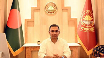 ছুটির দিনেও কার্যালয়ে ব্যস্ত সময় পার করলেন প্রধানমন্ত্রী