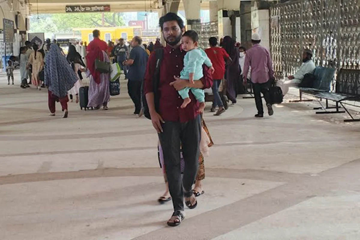 কমলাপুরে ভিড় নেই, সময়মতো ছাড়ছে ট্রেন