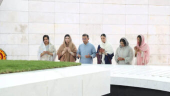 পরিবারের সদস্যদের নিয়ে বাবা-মায়ের কবর জিয়ারত করলেন তারেক রহমান