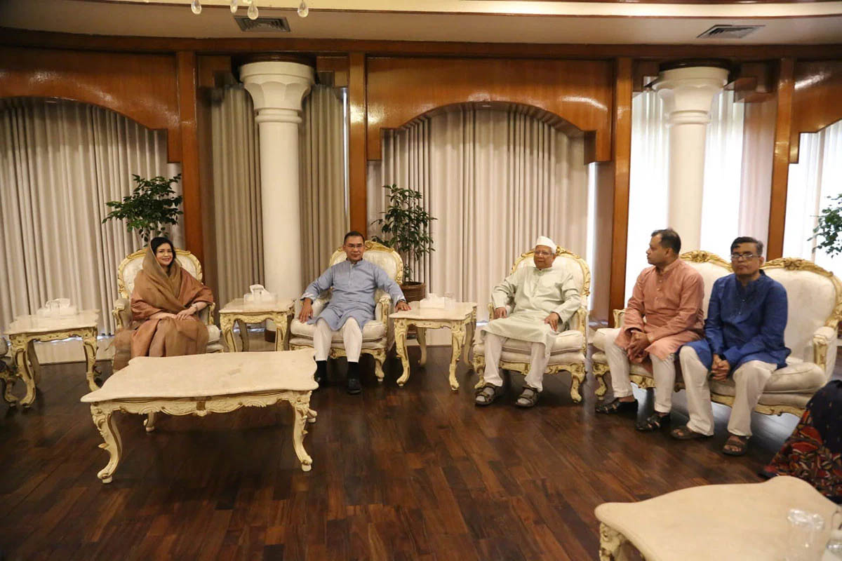 প্রধানমন্ত্রীর সঙ্গে ঈদের শুভেচ্ছা বিনিময় করলেন ড. ইউনূস