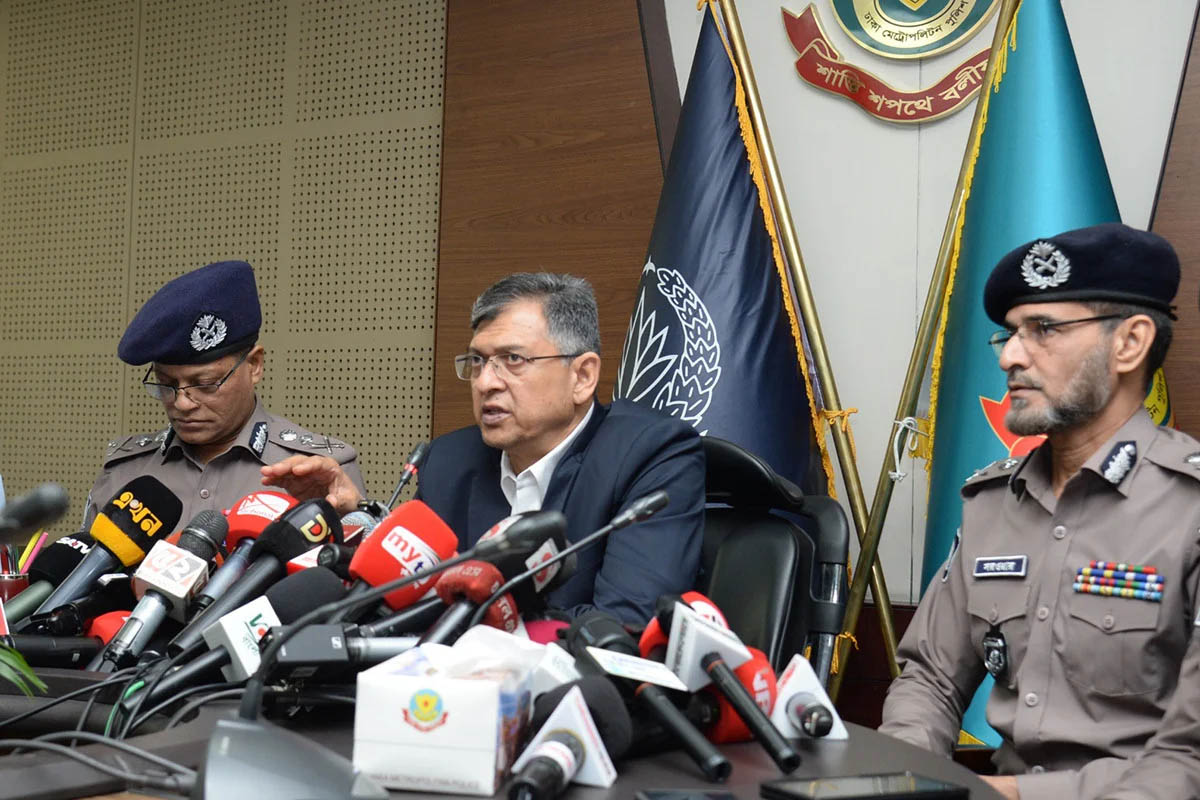 খুব শিগগিরই স ন্ত্রা সী ও চাঁ দা বা জ দে র গ্রে ফ তা রে অ ভি যা ন পরিচালনা করা হবে : স্বরাষ্ট্রমন্ত্রী