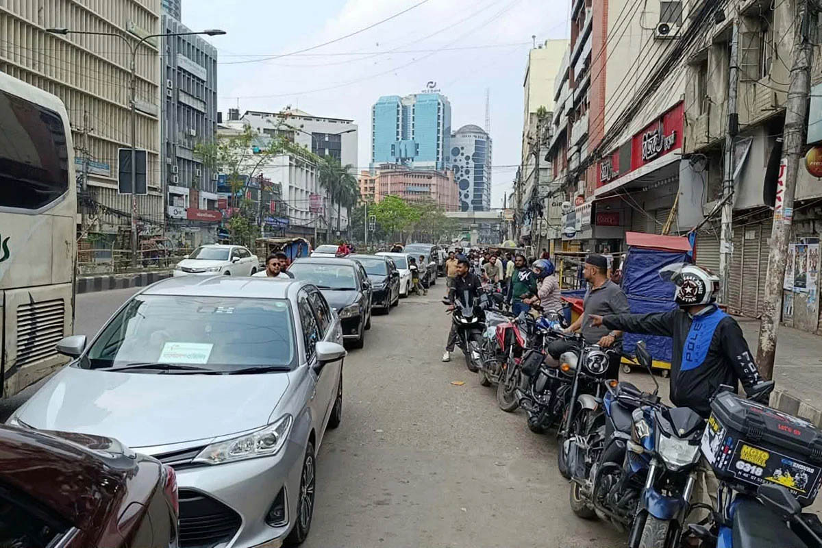 রাজধানী কিছুটা ফাঁকা, ফিলিং স্টেশনে দীর্ঘ লাইন