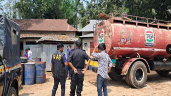 দুই জ্বালানি তেল ব্যবসায়ীকে লাখ টাকা জ*রি*মা*না