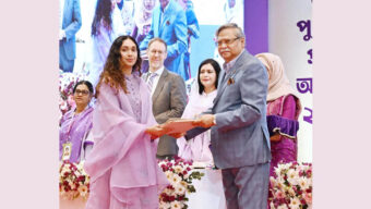 খালেদা জিয়ার হয়ে ‘অদম্য শ্রেষ্ঠ নারী’ পুরস্কার নিলেন জাইমা রহমান