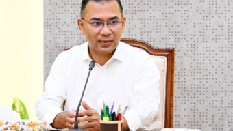 বাড়ির দরজা খুলেই প্রধানমন্ত্রী বললেন, ‘চলেন যু দ্ধে যাই’