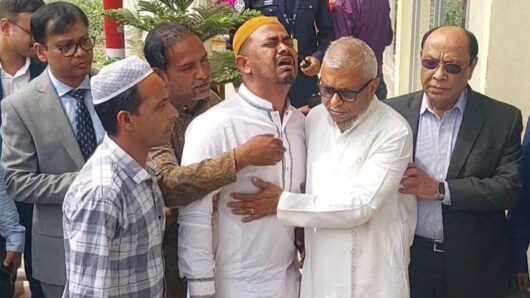 প্রবাসী আলীর ম র দে হ বাড়িতে নিয়ে গেলেন মন্ত্রী আরিফ