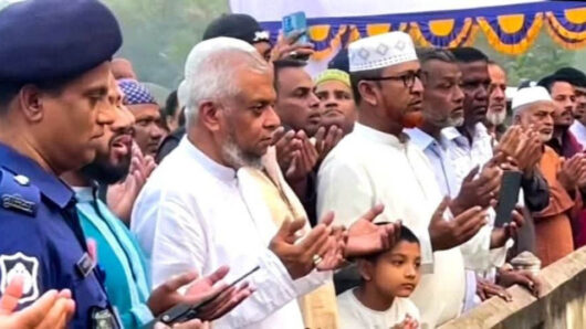 দাদা-দাদির কবর জিয়ারত করলেন মন্ত্রী আরিফ