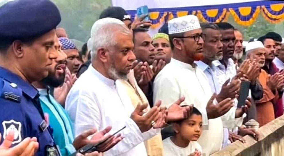 দাদা-দাদির কবর জিয়ারত করলেন মন্ত্রী আরিফ