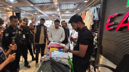 কুমারপাড়ায় তিন ঘন্টার অ ভি যা নে ৭ ‘ব্রান্ড শপ’কে জরিমানা