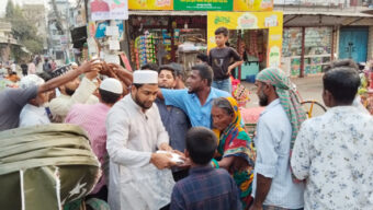 পথচারীদের মাঝে নকশী বাংলা ফাউন্ডেশনের ইফতার বিতরণ