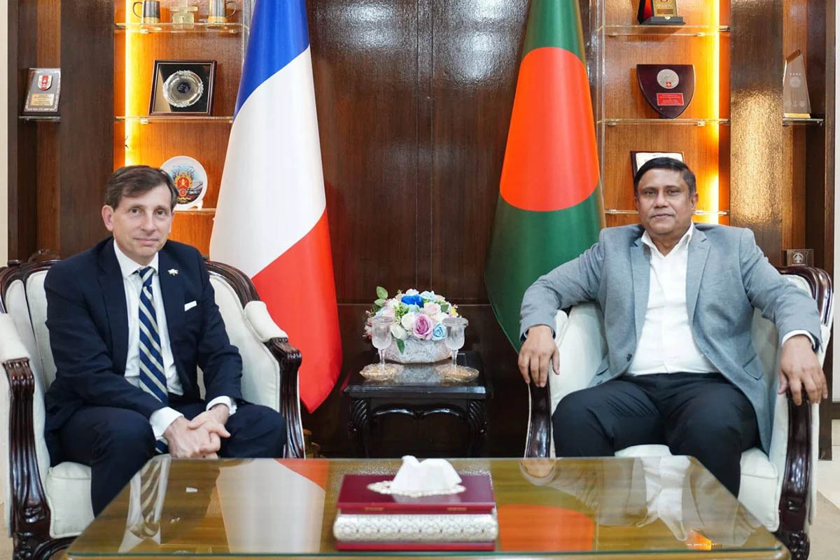 প্রধানমন্ত্রীর প্রতিরক্ষা উপদেষ্টার সঙ্গে ফ্রান্সের রাষ্ট্রদূতের সৌজন্য সাক্ষাৎ