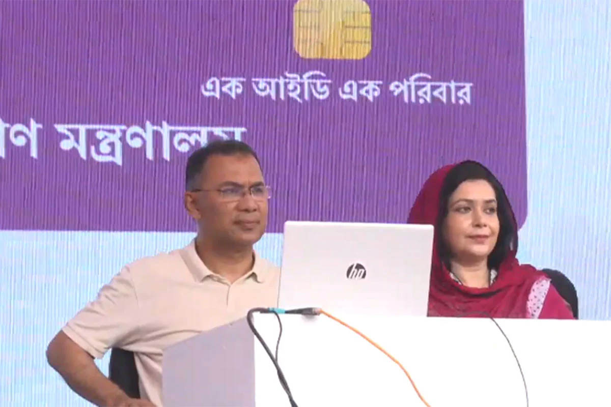 বগুড়ায় ফ্যামিলি কার্ড বিতরণ পাইলট কার্যক্রমের উদ্বোধন