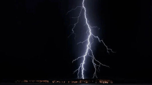 বজ্রপাত থেকে বাঁচতে যে দোয়া পড়বেন