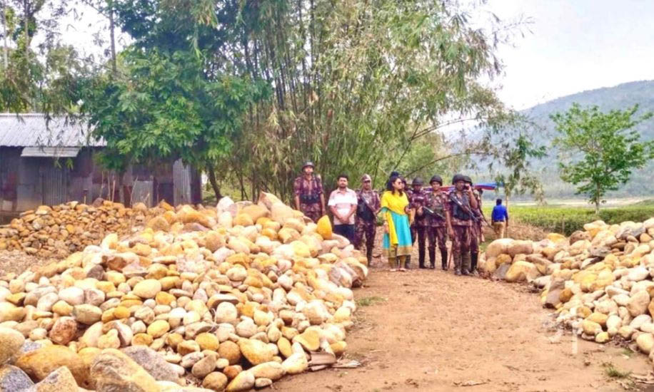 শ্রীপুর পাথর কোয়ারিতে টা স্ক ফো র্সে র অ ভি যা ন