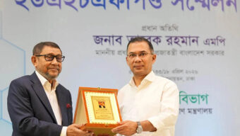‘মন্ত্রী সাহেব প্রশংসা একটু কম কইরেন’, স্বাস্থ্যমন্ত্রীকে প্রধানমন্ত্রী